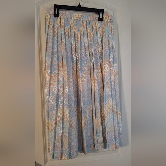 Andrea gayle pastel folding skirt size medium old money formal
Party formal - Picture 2 of 5